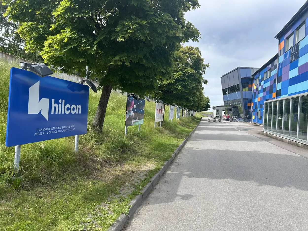 Hilcon skylt utanför Racketcentrum